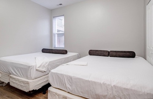 Wrightwood Neighbors House | Suite 2 on Southport 4 Queen Beds