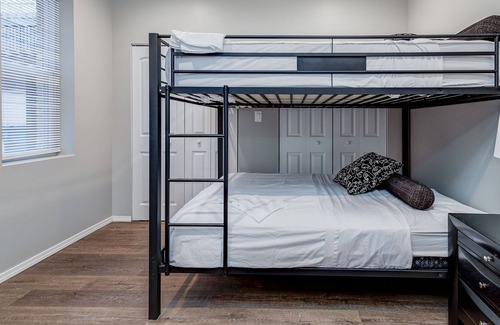 Wrightwood Neighbors House | Suite 2 on Southport 4 Queen Beds