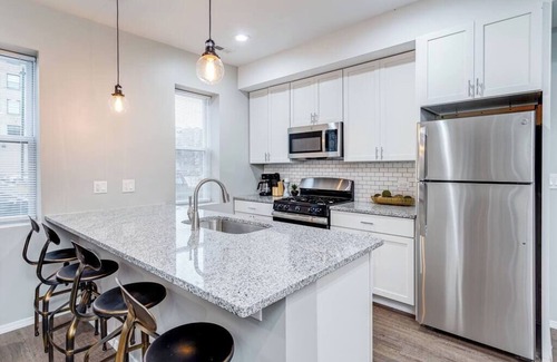 Sheffield Neighbors Apartment | Suite 2 on Southport 4 Queen Beds