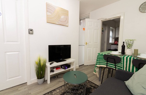 Sheffield Bed & Breakfast | Suite 2: Stylish Private Room in a Shared House