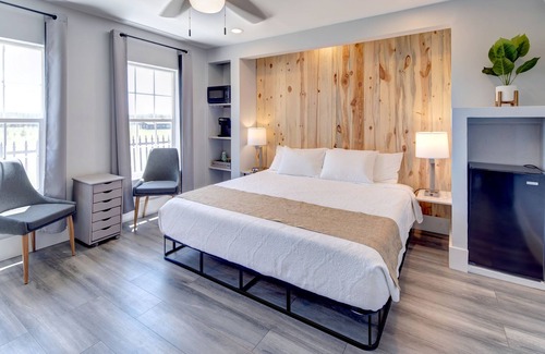 Custer Cabin | Suite 206 "The Black Eagle"