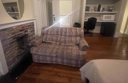 Macon House | Suite 3 1KingBed, 1Bath, Kitchen