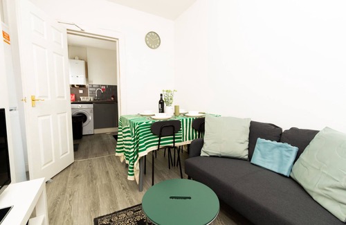 Sheffield Bed & Breakfast | Suite 5: Refurbished Room in a Shared House