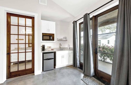 Fredericksburg House | Suite A-Pool Access-Walk to Main St!