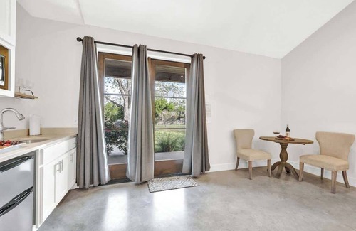 Fredericksburg House | Suite A-Pool Access-Walk to Main St!