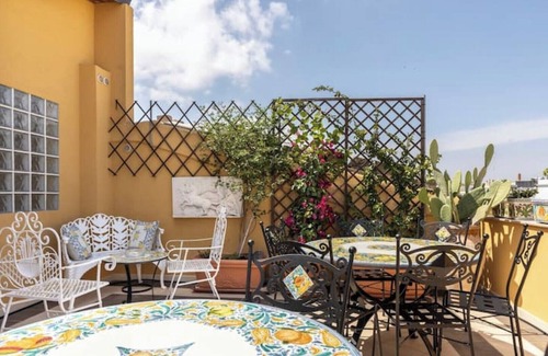 Pachino Condo | Suite apartment with period furnishings - Beatrice