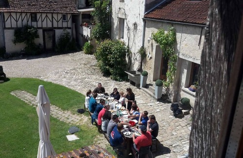 Bailly Apartment | Suite - Appartement HORTENSIA - Rez de jardin Terrasse - Capacity 12 people