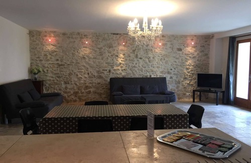 Bailly Apartment | Suite - Appartement HORTENSIA - Rez de jardin Terrasse - Capacity 12 people