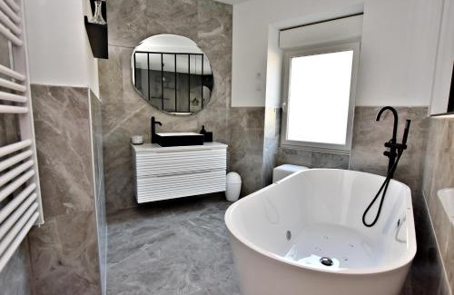 Roanne Apartment | Suite Arum classée 3 étoiles avec balnéo