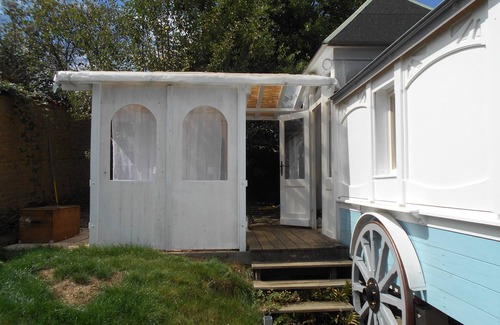 Arlanc Cabin | Suite cabanes & Roulottes - A stay in the heart of the vegetable garden, breakfast included.