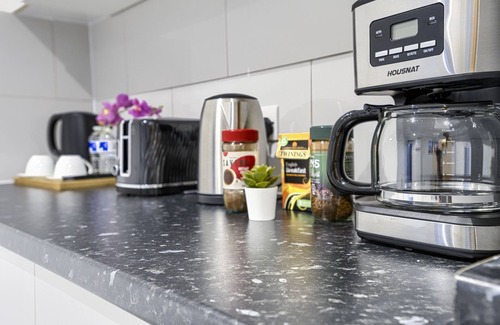 Hackney Central Apartment | Suite-Deluxe-Ensuite-Garden view-7