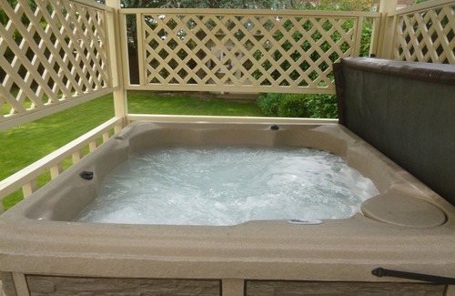 Rhuddlan Apartment | Suite for 2 with exclusive Hot Tub, robes, garden in Historic Castle Town