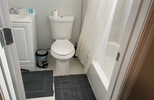 Dania Beach House | Suíte in Dania Beach close to: FLL airport, Port of Everglades, and the beach.