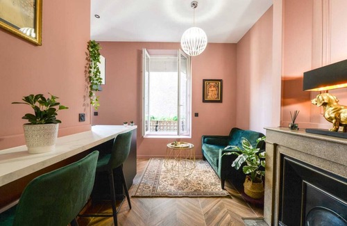Republique - Tolstoi Apartment | Suite Jacuzzi, Chic et Romantique à 50 Mètres du Métro