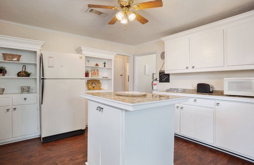 Biloxi House | Suite Magnolia in Ocean Springs Downtown Area. Close go all the action.