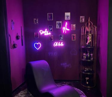 Ostviertel Apartment | Suite mit Whirlpool, Sauna, Pole Dance und mehr