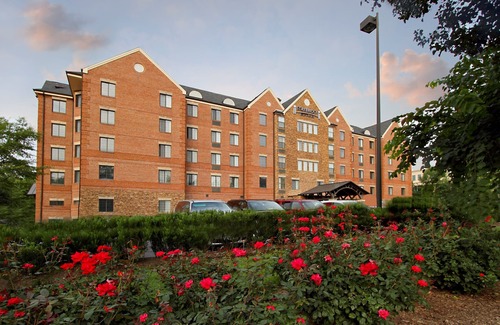 McLean Condo | Suite Near DC | Free Breakfast + On-Site Fitness Center | Great for Business Travelers!