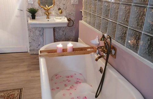 Le Bez Bed & Breakfast | Suite Noelie, son Ecran de Cinema et sa Baignoire d Époque
