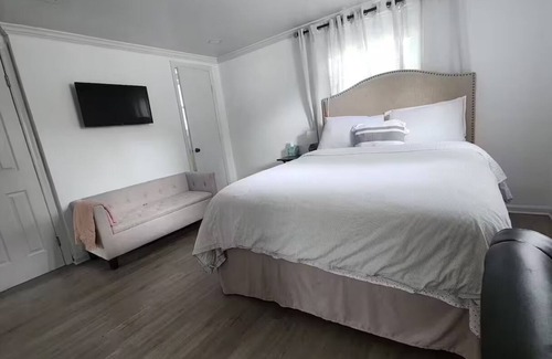 Woodbridge House | Suite privada apta para mascotas con cocina y patio.
