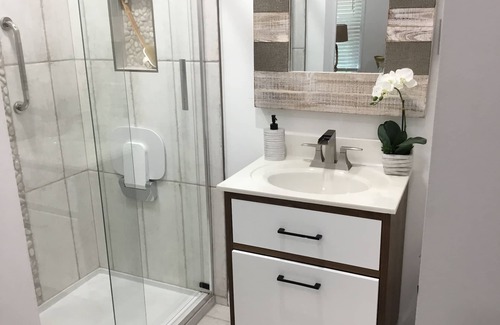 Severn House | Suite Retreat Luxurious 3 BR, 3 BathRoom Rancher has game room and house keeper.