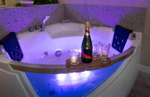 Nemours Apartment | Suite sensuelle et balnéothérapie