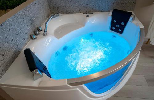 Nemours Apartment | Suite sensuelle et balnéothérapie