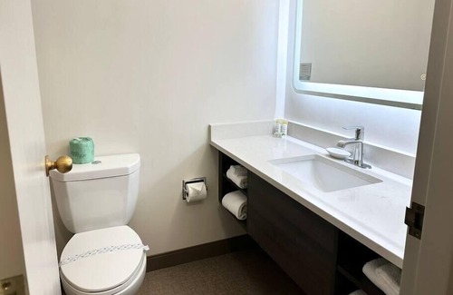 Cedar Rapids - Iowa City House | Suite w/ 2 beds & private bath