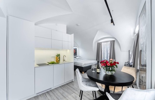 Krems an der Donau Apartment | Suiten Apartment “Art Collection“ with Kind Bed, Air Conditioning and two separate Bedrooms