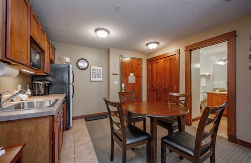 Thayerville Apartment | Suites at Silver Tree A206: 1 bedroom suite with standard view, fireplace & priv