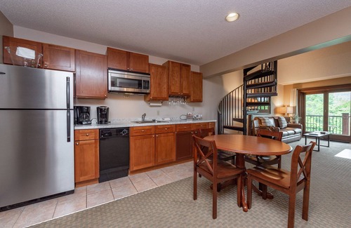 Thayerville Apartment | Suites at Silver Tree: A307 One Bedroom & Loft Lake View