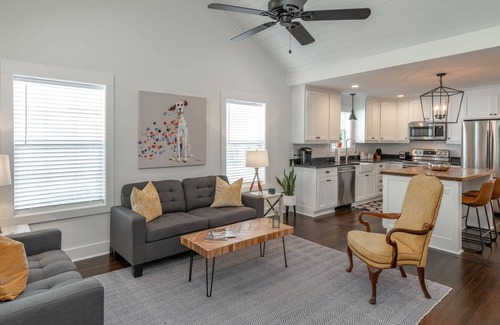 Parker House | Summer Availability! 2/1 Stay in the Art District WestGVL