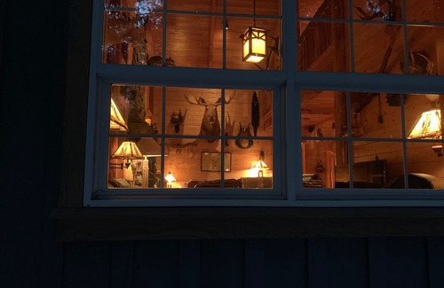 Rhododendron Cabin | Summer availCozy, luxury cabin on 2 creeks, wood burning fireplace, log gazebo.