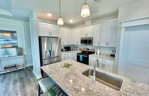 Eastpoint House | Summer Breeze, community pool