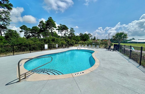 Eastpoint House | Summer Breeze, community pool