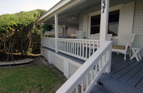 Kure Beach House | SUMMER DEALS - Huge Seaside Porch Near Pier, HAMMOCK, OCEANFRONT, STEPS TO BEACH