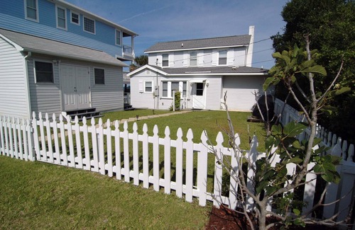 Kure Beach House | SUMMER DEALS - Huge Seaside Porch Near Pier, HAMMOCK, OCEANFRONT, STEPS TO BEACH