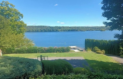 New Fairfield Cottage | Summer Escape on Candlewood Lake – Private Beach, Hot Tub & Cozy Cottage!