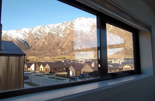 Kawarau Falls House | Summer family retreat with Remarkables Mountain views