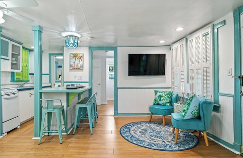 Mango Groves House | Summer Family Fun, Pet Friendly, Walk Downtown, Close to Beach, Fenced Courtyard