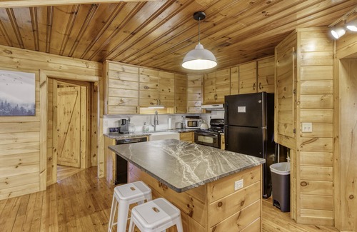 Dial Cabin | Summer Fun - Creekside- Hot Tub -Prime Fishing Spot-Game Room