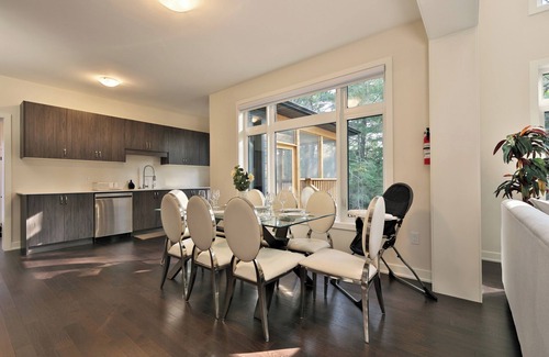 Dwight Cottage | Summer Getaway - Hot tub, Firepit, mins to Arrowhead