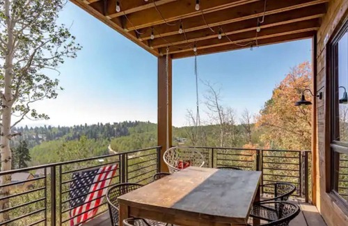 Tollgate Canyon Cabin | Summer getaway in the mountains. A cozy and charming cabin close to Park City!