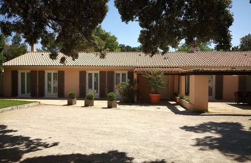 Villeneuve-les-Avignon Villa | Summer holidays in Provence feet in water