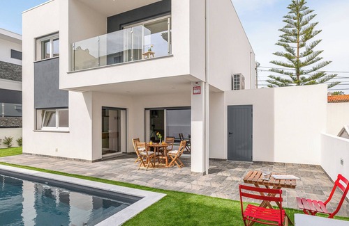 Corroios Ski Chalet | Summer house with pool & garden, 5m ride to Caparica beach