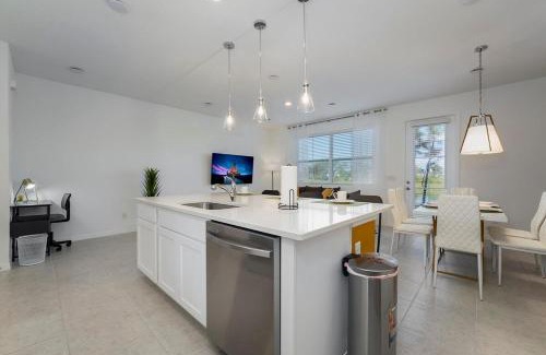 Davenport Villa | Summer in Oasis Vacation Home lake
