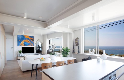 Bronte Apartment | Summer Love Clovelly (IH) - Arty beachside 2 bedroom apartment with parking and ocean views