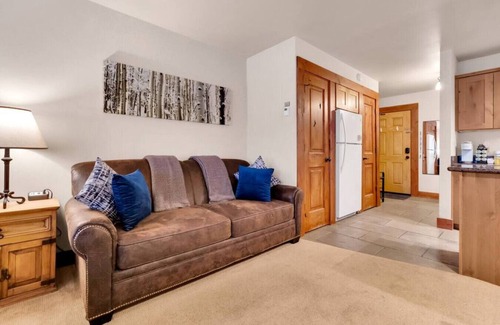 Truckee Condo | Summer Oasis: Steps to Fun & Relaxation