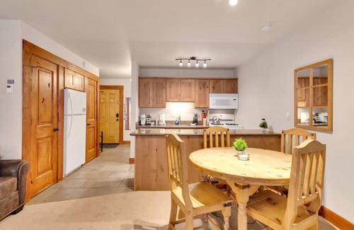 Truckee Condo | Summer Oasis: Steps to Fun & Relaxation