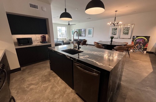 Entertainment District House | SUMMER RATES! ENTERTAINMENT DISTRICT PENTHOUSE 4417OldTown.com DISCOUNTS ON EXTENDED STAYS