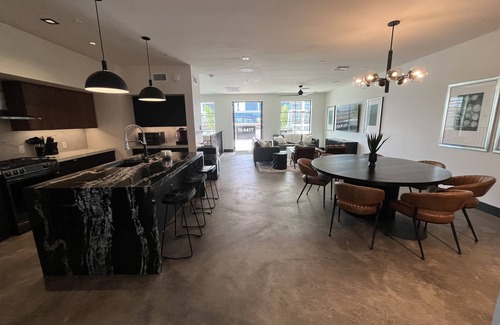 Entertainment District House | SUMMER RATES! ENTERTAINMENT DISTRICT PENTHOUSE 4417OldTown.com DISCOUNTS ON EXTENDED STAYS